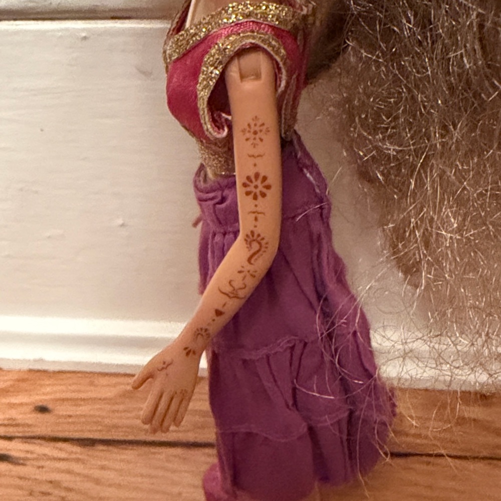 Bratz Genie Magic Yasmin Doll with Purple Outfit and Brown Hair - Picture 8 of 11